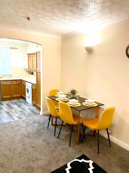 Smartrips Beckton Townhouse With Parking *