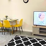 Smartrips Beckton Townhouse With Parking