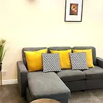 Smartrips Beckton Townhouse With Parking